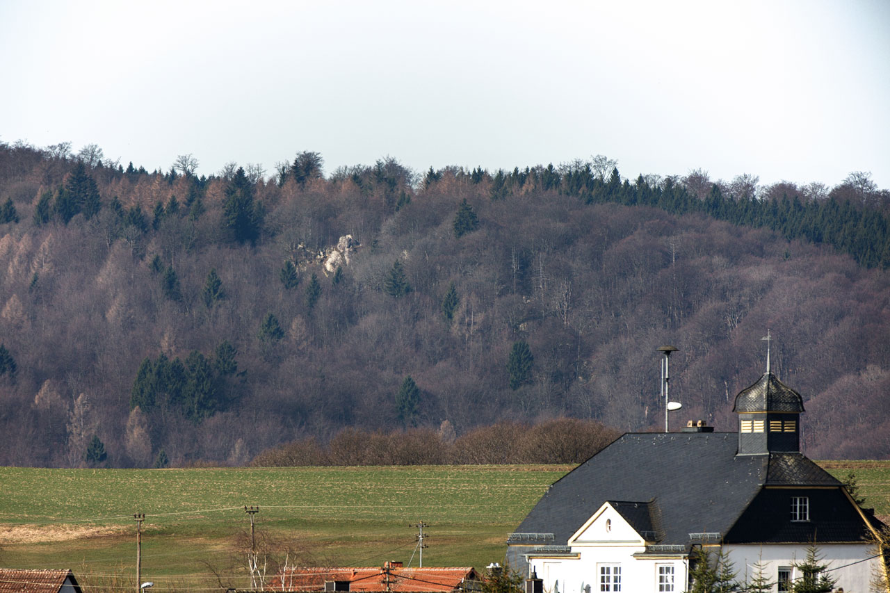 Ca 1 Stunde Fußmarsch über Abentheuer, liegt der Beilfels, der auf dieser Aufnahme so scheinbar nah aus dem Nationalpark Hunsrück-Hochwald herausragt. © Diana Grandmaire